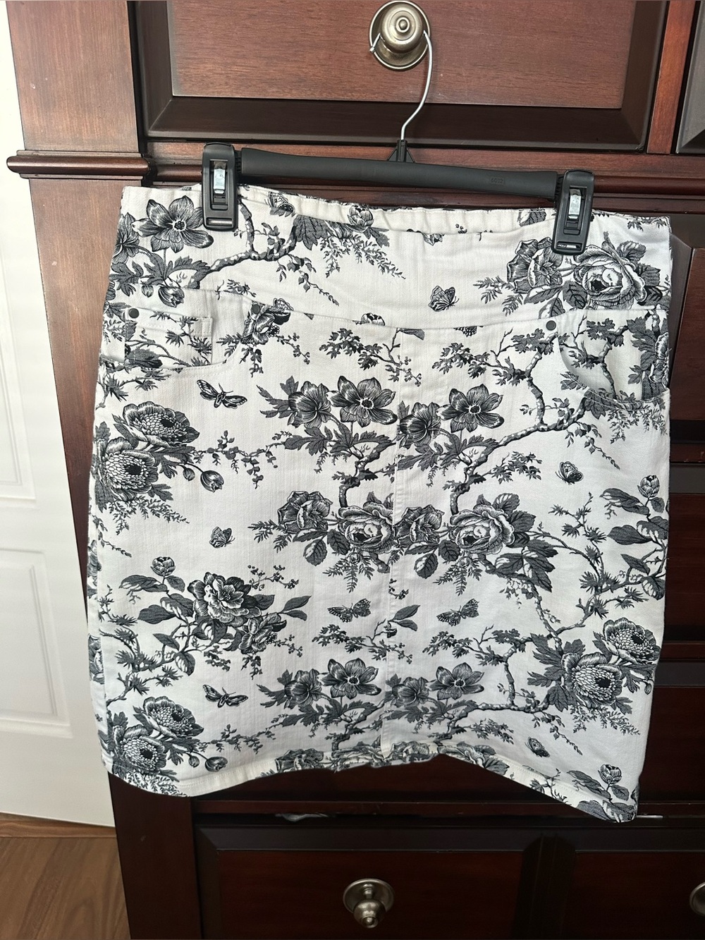 Women’s SZ XL Stretch Skirt - Black & White Floral Print Knee Length